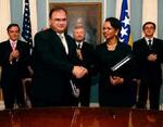 Bosnien støtter nu udlevering af de mistænkte krigsforbrydere Karadzic og Mladic til rettergang. Bosniens udenrigsminister Mladen Ivanic ses her med USA's udenrigsminister Rice under fejringen af 10-året for fred i Bosnien. - Foto: AP 