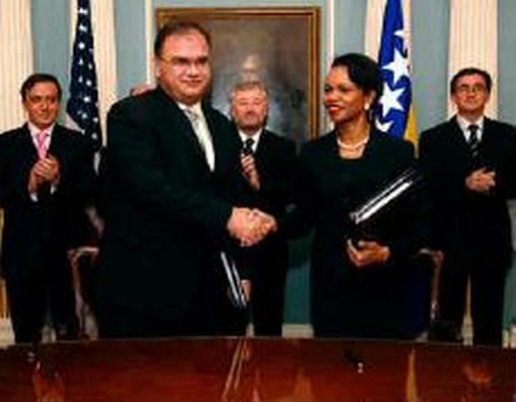 Bosnien støtter nu udlevering af de mistænkte krigsforbrydere Karadzic og Mladic til rettergang. Bosniens udenrigsminister Mladen Ivanic ses her med USA's udenrigsminister Rice under fejringen af 10-året for fred i Bosnien. - Foto: AP 