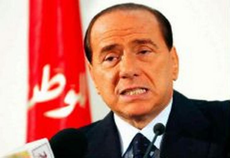 Italiens premierminister Silvio Berlusconi er under pres før valget i april. Og han lover nu at trække italienske styrker hjem fra Irak i 2006. - Foto: AP 