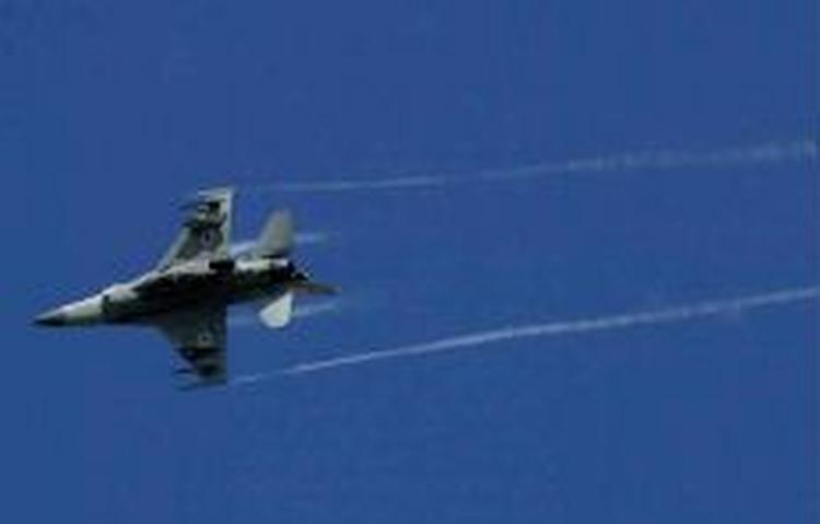 Israelske fly var på en anderledes mission i dag, hvor de smed flyveblade ud over byer i Libanon. - Arkivfoto: AP 