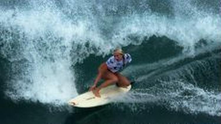 To år efter haj-angrebet, der kostede Bethany Hamilton venstre arm, er hun tilbage på bølgerne og konkurrer med de bedste af de bedste. - Foto: AP 