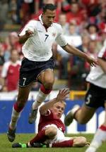 Carew i aktion for Norge mod Danmark i 2003. - Arkivfoto: Jens Dresling. 