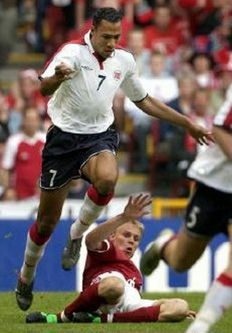 Carew i aktion for Norge mod Danmark i 2003. - Arkivfoto: Jens Dresling. 