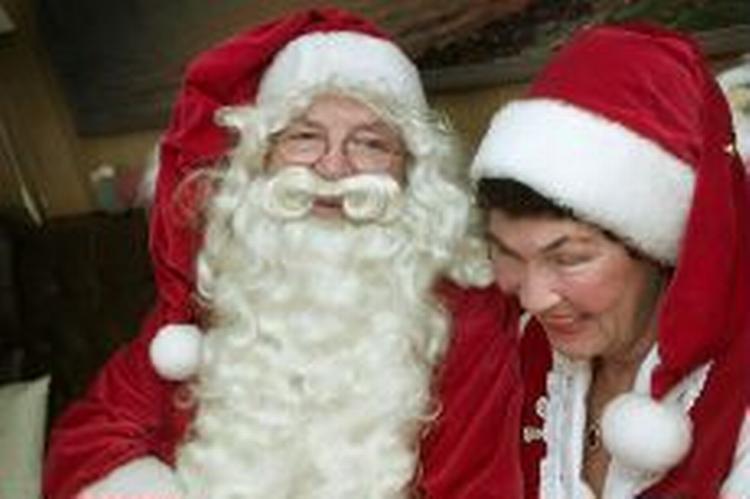 Julemanden eller Sankt Nikolaj. En tysk gruppe ser gerne en Julemandsfri verden. Her ses Julemanden i en lykkelig stund med sin kone. - Arkivfoto: Peter Hove Olesen 