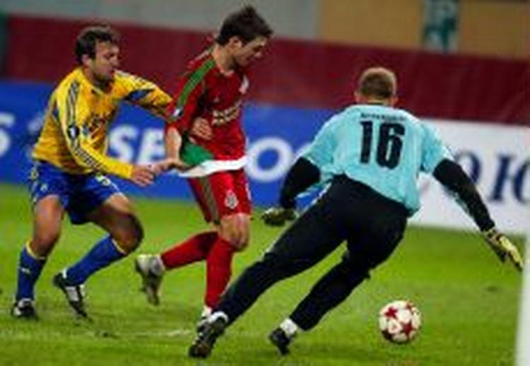 Dan Anton Johansen forsøger i samarbejde med keeper Ankergren at stoppe unge Biljaletdinov, der sammen med tremåls-skytten Loskov var en af russernes bedste. - Foto: AP 