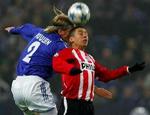Den danske midtbaneslider presser PSV's Ibrahim Afellay i Schalkes 3-0-sejr. Danskeren ser frem til en hård opgave i sidste puljekamp mod Milan på udebane. - Foto: AP 