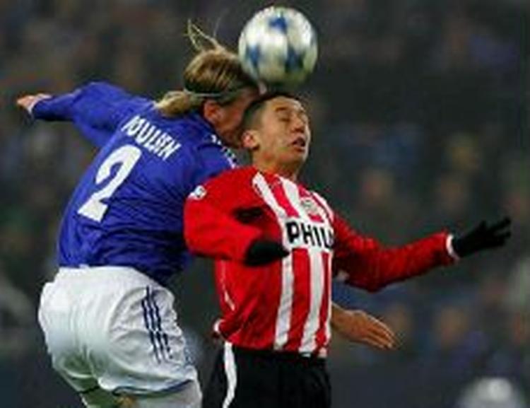 Den danske midtbaneslider presser PSV's Ibrahim Afellay i Schalkes 3-0-sejr. Danskeren ser frem til en hård opgave i sidste puljekamp mod Milan på udebane. - Foto: AP 