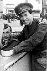 TOPMØDE. General Dewing og en smilende ung Lippmann fotograferet i maj 1945. Efter at den britiske uniform var arriveret.   Foto: Fra bogen 