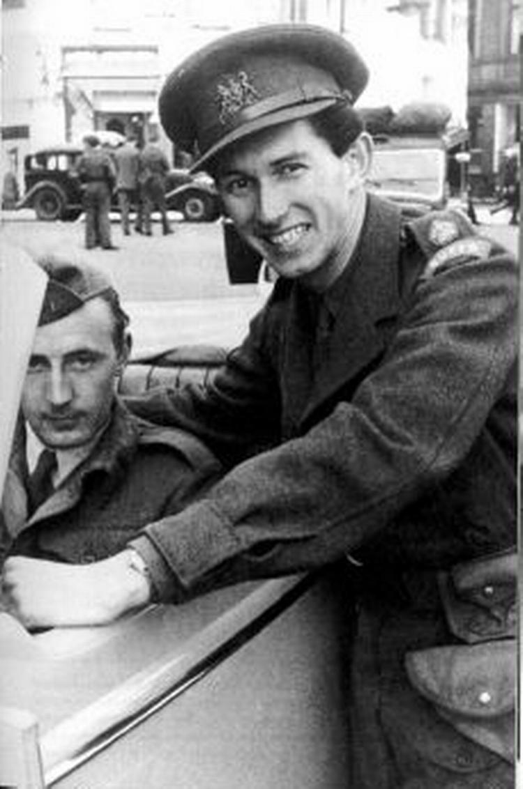 TOPMØDE. General Dewing og en smilende ung Lippmann fotograferet i maj 1945. Efter at den britiske uniform var arriveret.   Foto: Fra bogen 