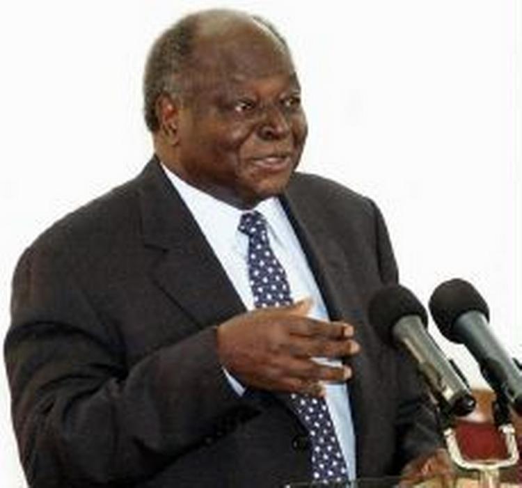 Kenyas præsident Mwai Kibaki har fyret sin regering efter et ydmygende nederlag i afstemningen om en ny forfatning. Nu vil oppositionen have nyvalg. - Foto: AP 
