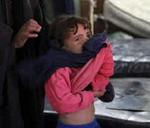 En irakisk pige, der blev såret af en bilbombe uden for Mahmoudiyas hospital syd for Bagdad, kommer ind på Yarmouk hospitalet i Bagdad til behandling. - Foto: AP 