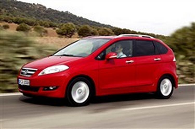 Honda FR-V er en usædvanlig storfamiliebil. Den har to sæderækker med tre pladser hver. Foto: Honda 