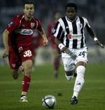 Stuttgarts Ljuboja (tv) blev matchvinder med to scoringer i slutfasen. - Foto: AP 