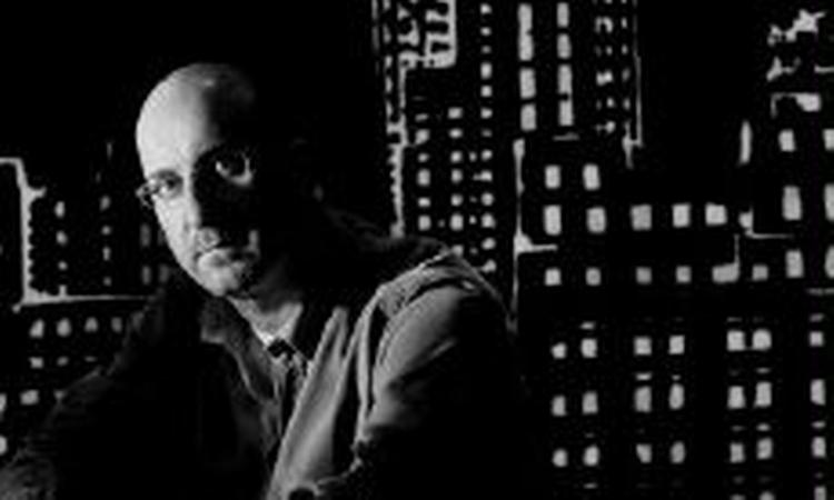 Forfatteren Raymond Khoury måtte tage sin katolske baggrund op til revision, da han researchede på romanen  Den sidste tempelridder . Succesromanen er en af tidens talløse udgivelser i genren  Bibelen møder James Bond .   Foto: Peter Hove Olesen 