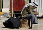 En palæstinenser venter på at grænsen mellem Gazastriben og Egypten bliver åbnet - Foto: AP 