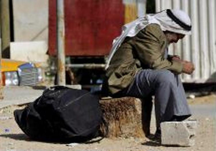 En palæstinenser venter på at grænsen mellem Gazastriben og Egypten bliver åbnet - Foto: AP 