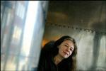 PENNEFØRER. »Der burde være en krusedulletast på en computer«, siger fantasyforfatteren Cathrine Fisher, der skriver førsteudkastet til sine bøger i hånden   på walisisk og til tonerne af bl.a. Led Zeppelin og Wagner.   Foto: Jan Grarup 