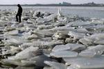 En mand ved den kolde Songhua-flod nær Harbin. - Foto: AP 