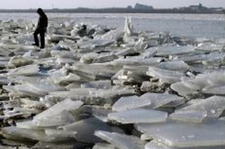 En mand ved den kolde Songhua-flod nær Harbin. - Foto: AP 
