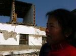 En kvinde leder efter sin datter i ruinerne i byen Xixinqiao. - Foto: AP 