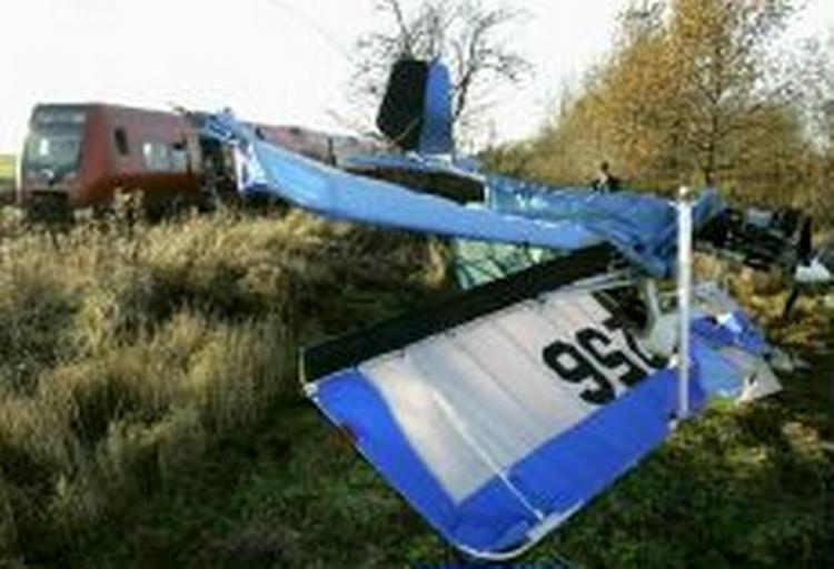 Flyet styrtede ned tæt ved banelegemet. - Foto: Jens Dresling 