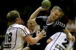 Ajax' Per Vestergaard prøver at stoppe Bjerringbros Mads Nielsen. - Foto: Jens Dresling 