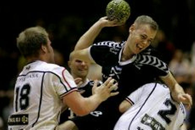 Ajax' Per Vestergaard prøver at stoppe Bjerringbros Mads Nielsen. - Foto: Jens Dresling 