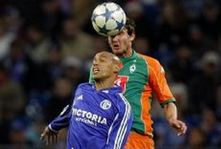 Bremens Christian Schulz (th.) i nærkamp med Schalkes Gustavo Varela. - Foto: AP 