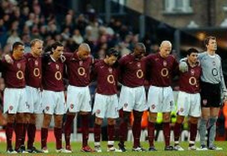 Arsenals spillere mindes George Best før kampstart. - Foto: AP 