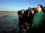 Kinas ministerpræsident Wen Jiabao (th.) ved bredden af den forurenede flod.   Foto: Yao Dawei/AP 