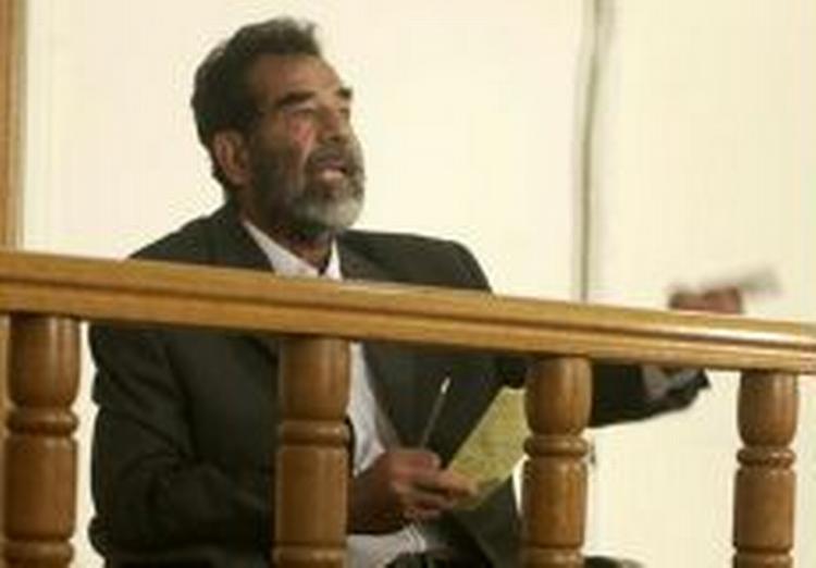 Saddam Hussein under et tidligere retsmøde. - Arkivfoto: AP 