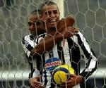 Trezeguet omfavnes af Emerson efter Juventus' andet mål. - Foto: AP 