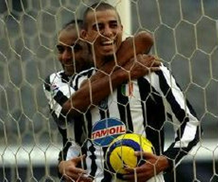 Trezeguet omfavnes af Emerson efter Juventus' andet mål. - Foto: AP 