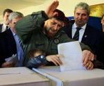 Tjetjeniens vicepremierminister Ramsan Kadyrov afgiver sin stemme. - Foto: AP 