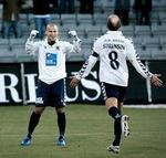 AGF s Christer George lykønskes af Jesper Sørensen efter målet til 1-0. - Foto: Søren Østerlund 