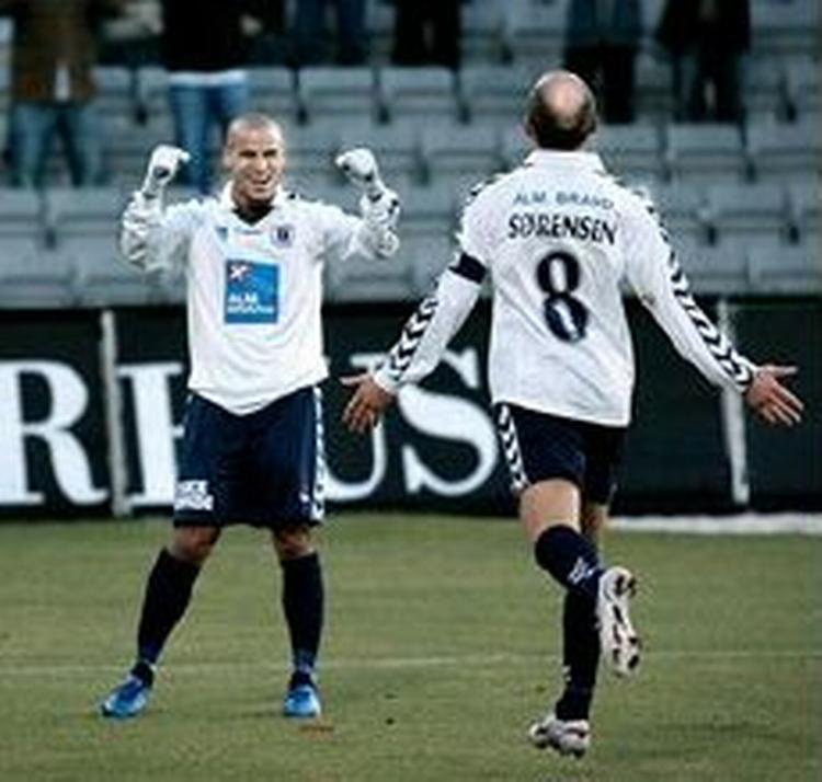 AGF s Christer George lykønskes af Jesper Sørensen efter målet til 1-0. - Foto: Søren Østerlund 