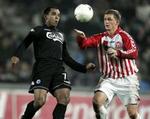 AaB's unge forsvarer Michael Jacobsen (th.) i nærkamp med Álvaro Santos. - Foto: Claus Bonnerup 