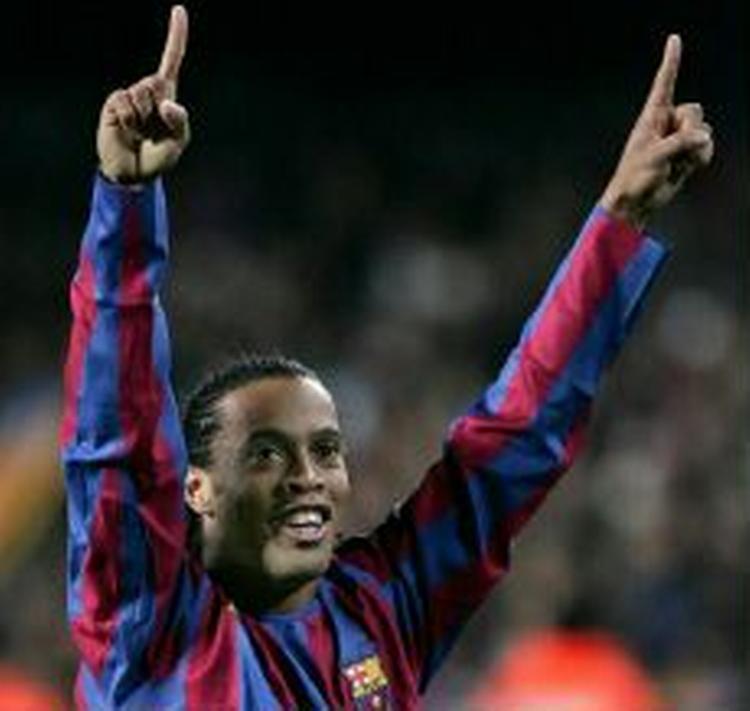 Ronaldinho jubler efter sejren. - Foto: AP 