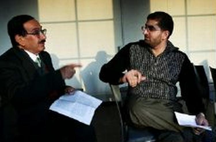 Fadhil Thamir (t.v.) er formand for den irakiske forfatterforening, og Aqeel Al-Mandelawi (t.h.) er chef for kulturministeriet. Thamir ser stadig diktaturets spøgelse skygge hen over forfatterne.   Foto: Martin Lehmann 