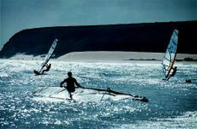 Surfere på kusten ud for de Kanariske Øer. - Arkivfoto: Tine Harden 