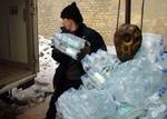 Russerne er begyndt at forberede sig på vandmangel i storbyen Kharabovsk, som snart får besøg af giftpølen i Songhua-floden fra Kina. - Foto: AP 