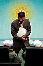 Irans præsident Mahmoud Ahmadinejad følte sig omgivet af et stærkt lys, da han leverede en USA-kritisk tale til FN i september. Tilhørerne blinkede ikke, mener han. - Arkivfoto: AP 