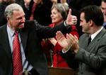 Canadas premierminister Paul Martin vender tommelfingeren op efter at have stemt imod et mistillidsvotum i parlamentet. Men regeringen må nu udskrive nyvalg. - Foto: AP 