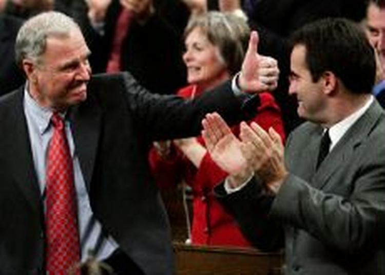 Canadas premierminister Paul Martin vender tommelfingeren op efter at have stemt imod et mistillidsvotum i parlamentet. Men regeringen må nu udskrive nyvalg. - Foto: AP 