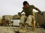 To amerikanske marinesoldater træner under deres ophold i Irak. 30.000 amerikanske soldater kan sendes hjem i begyndelsen af 2006, mener Iraks nationale sikkerhedsrådgiver. - Foto: AP 