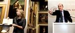 ER DER ET BUD? Jesper Bruun Rasmussen svinger hammeren over aftenens formodede økonomiske højdespringer, førsteudgaven af Thomas Mores  Utopia  fra 1516. Den går for 1,3 millioner kroner.   Foto: Martin Bubandt Jensen 