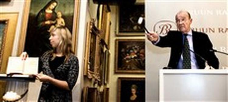 ER DER ET BUD? Jesper Bruun Rasmussen svinger hammeren over aftenens formodede økonomiske højdespringer, førsteudgaven af Thomas Mores  Utopia  fra 1516. Den går for 1,3 millioner kroner.   Foto: Martin Bubandt Jensen 
