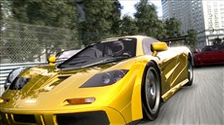 Det er svært at genopfinde racerspil som genre, men  Project Gotham Racing 3  gør det i topklasse med engagerende gameplay og fænomenal grafik og lyd. Selv instrumentbrættet er virkelighedstro modelleret, ligesom støvet på ruden virker helt ægte. 