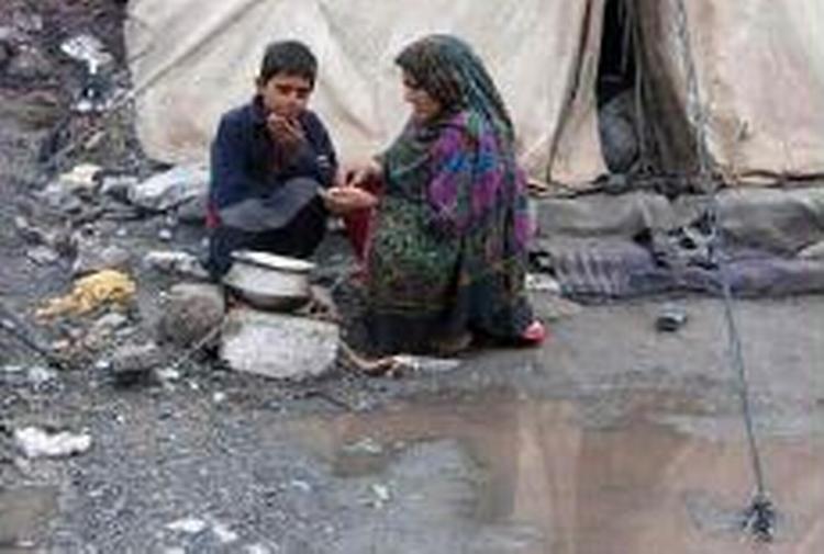 Vinteren har tredoblet antallet af syge i det jordskælvsramte Pakistan - Foto: AP 