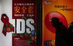 'Brug kondom, hvis du vil undgå aids', hedder det på denne plakat i den kinesiske hovedstad Beijing. - Foto: AP 